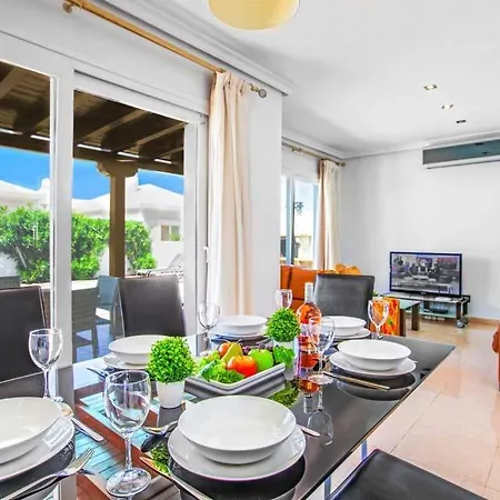 In Playa Blanca Sleeps 8 Includes Swimming Pool Air Con And Wifi 9 1 Villa Playa Blanca (Lanzarote)